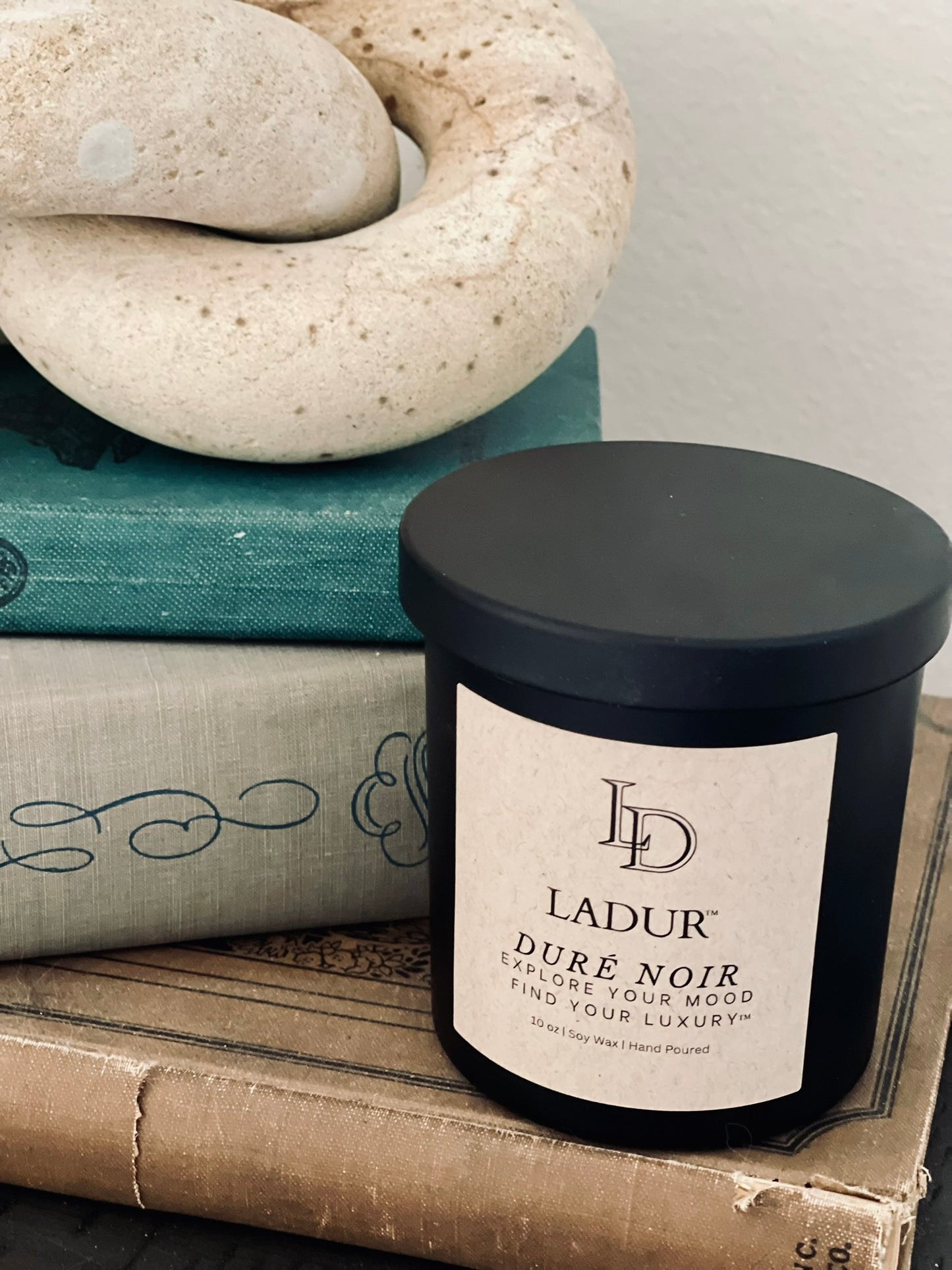 Duré Noir – Soy Candle, Net 08 oz | Wooden Wick | Bold Woods & Subtle Citrus